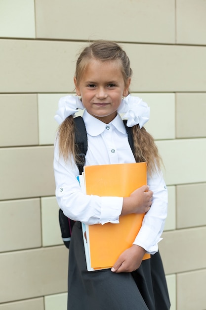 Фото Милая маленькая школьница в униформе