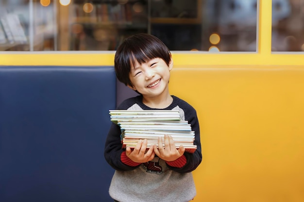 本が好きなかわいい小学生