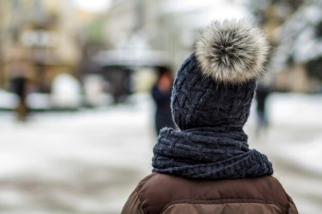 市内のクラシックなスタイルでかわいいスタイリッシュな男の子