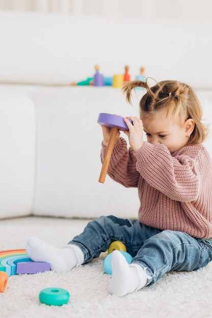 写真 家でエコ木製おもちゃで遊ぶかわいい小さな幼児の女の子 おもちゃのナイフで野菜や果物を切る幸せな子供 教育ゲームをしている子供