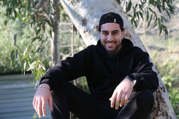 Foto un ragazzino carino che cammina nel parco forestale all'aperto