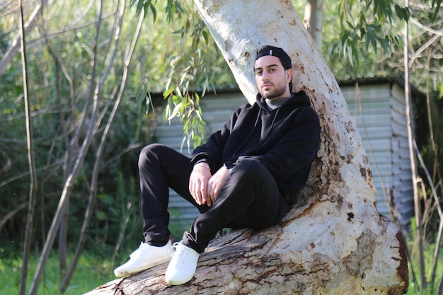 Foto un ragazzino carino che cammina nel parco forestale all'aperto