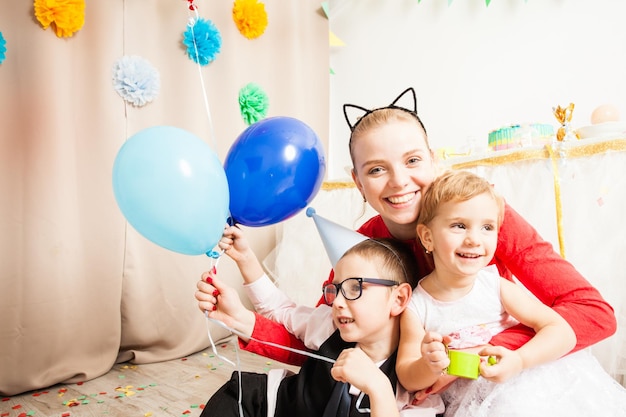 かわいいお母さんが子供たちと一緒に誕生日パーティーを訪ねる