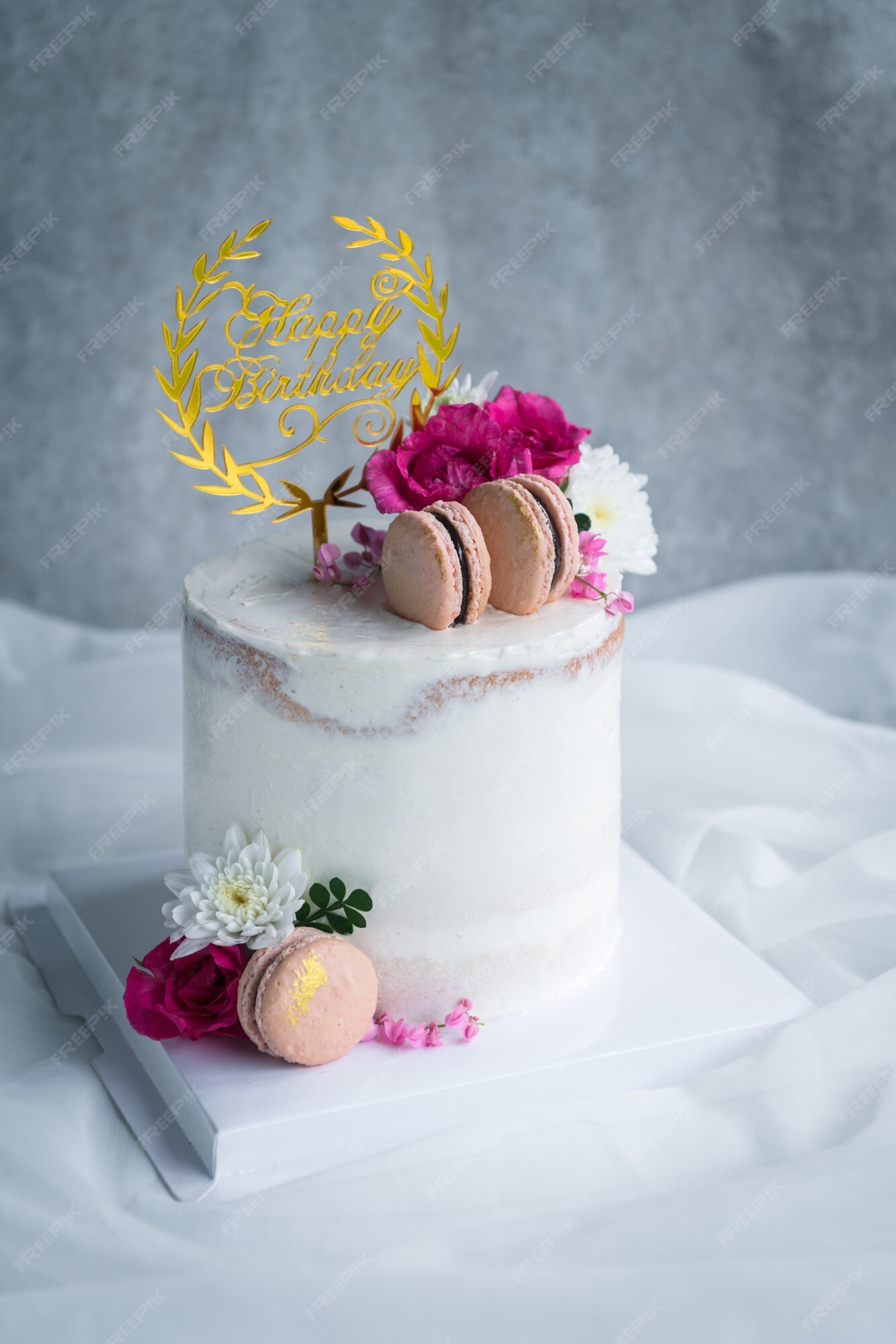 Premium Photo | Cute naked cakes decorated with macaron and rose ...