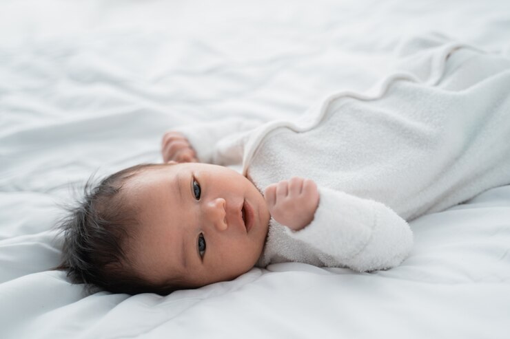 Photo ベッドの上に敷設かわいい新生児