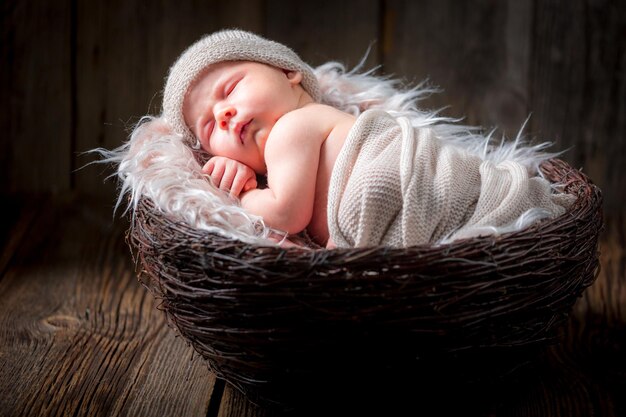 Симпатичный новорожденный спит в корзине