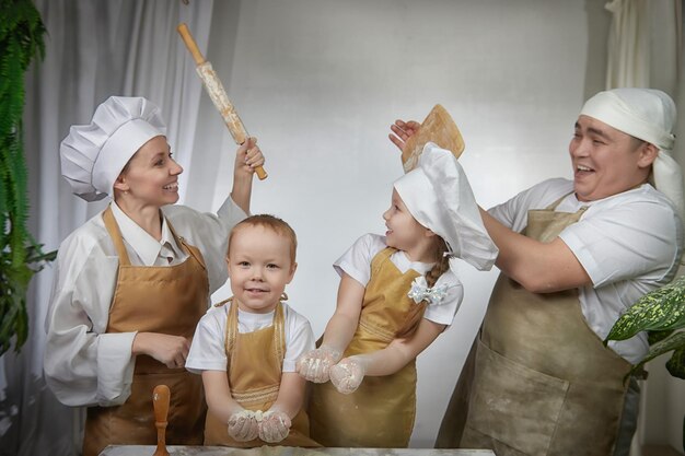 写真 母と父と娘と息子のキッチンで料理する可愛い東洋の家族 ラマダン・クルバンバイラム