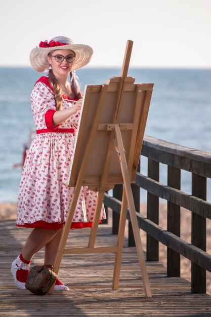 Foto ragazza carina pinup in spiaggia