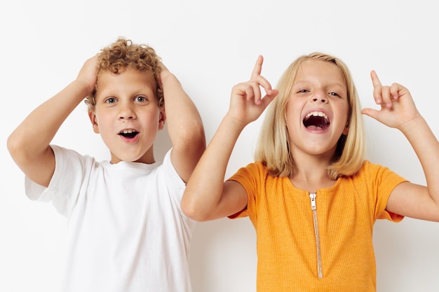 Foto carino bambini in età prescolare abbigliamento casual in posa di emozioni studio sfondo isolato inalterato