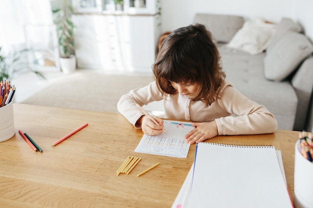 ホームスクーリング遠隔学習子供のためのかわいい未就学児の女の子