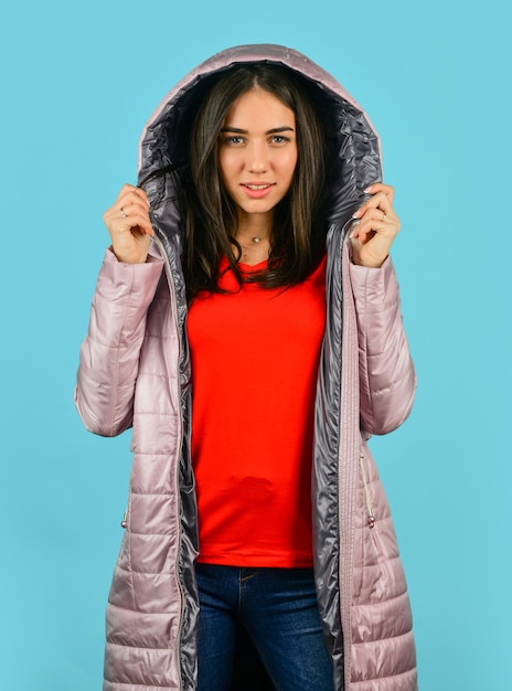 Foto fondo rosso del blu del rivestimento della ragazza graziosa sveglia. la moda deve riflettere chi sei. la donna gode del clima fresco. modello di moda donna. abbinare stile e classe a lusso e comfort. vestito di moda.