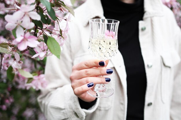 ワインを飲むガラスを持って屋外でかわいいかわいい若い女性