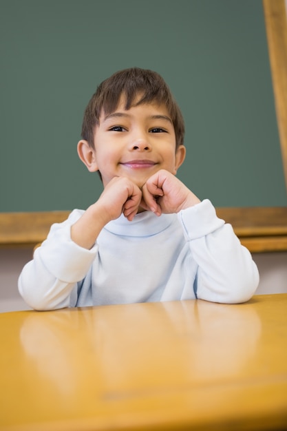 かわいい瞳孔が教室の机に座っている