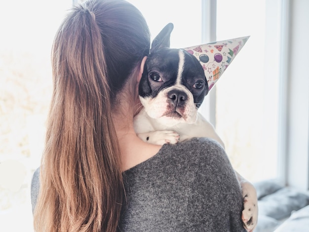 Photo cute puppy lying on a womans shoulder