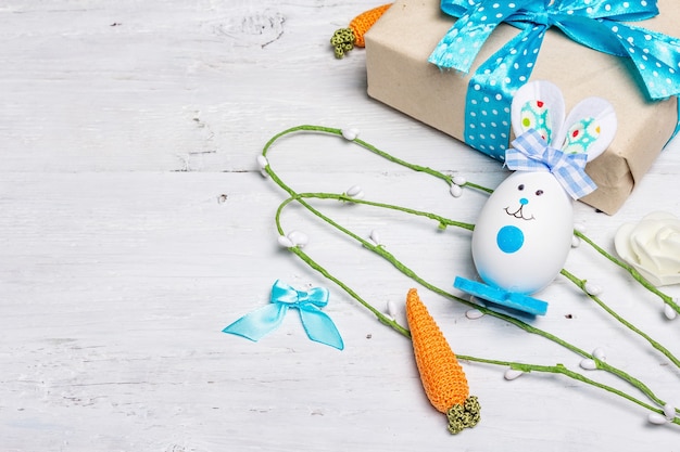 Simpatico coniglio dall'uovo, confezione regalo, decorazioni festive nei toni del blu