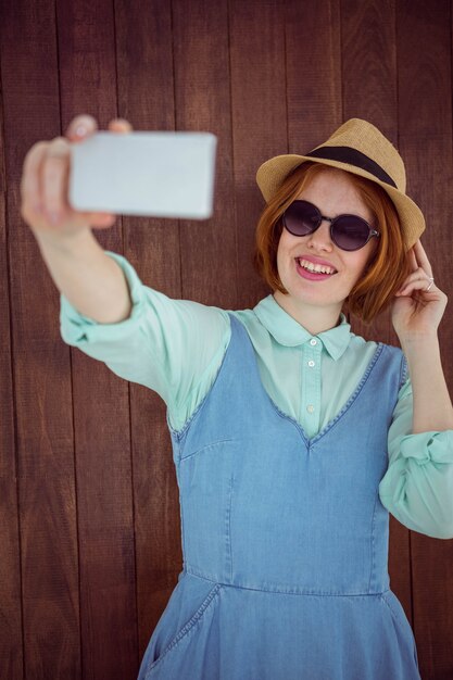 귀여운 빨간 머리 hipster는 selfie를 복용