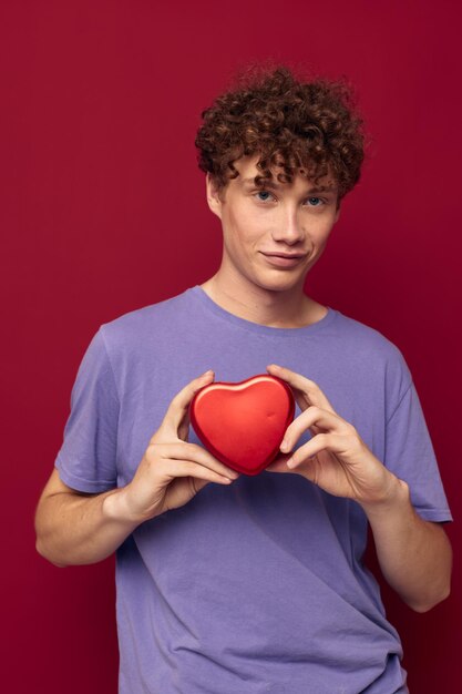 Carino ragazzo dai capelli rossi cuore in mani regalo romanticismo