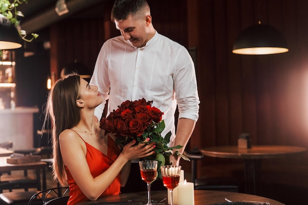 Foto carine coppie romantiche cenano nel ristorante