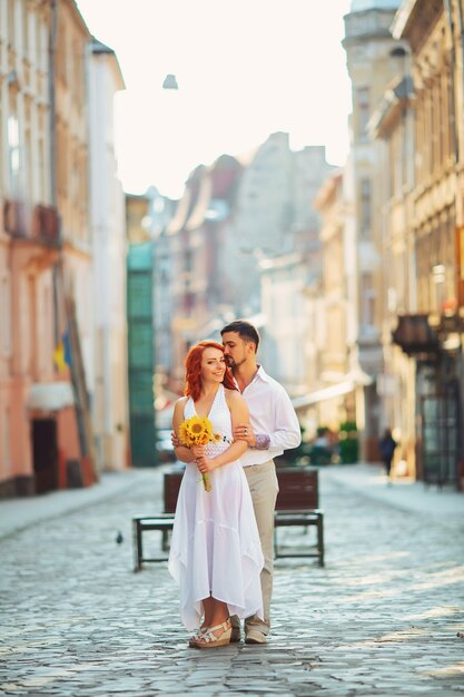 귀여운 로맨틱 부드러운 아름다운 빨간 머리 세련된 소녀와 그녀의 남자 친구는 Lviv에서 좋은 시간을 보내고