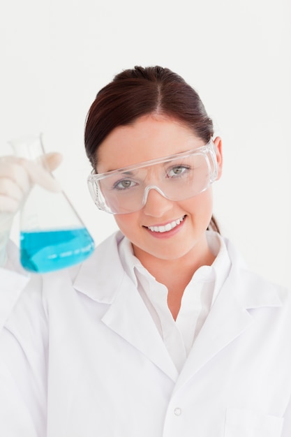 Photo cute scientist looking at the camera in a laboratory