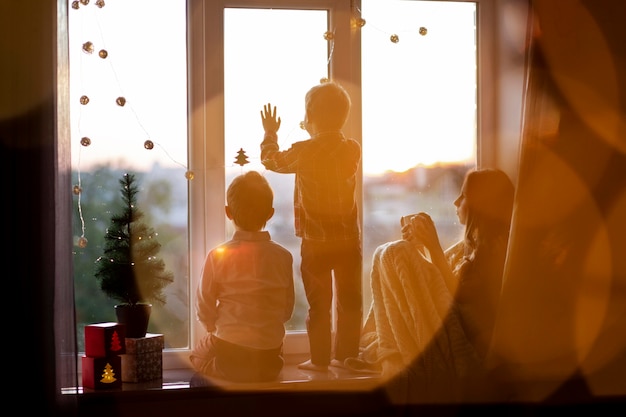 Photo cute siblings celebrating christmas together