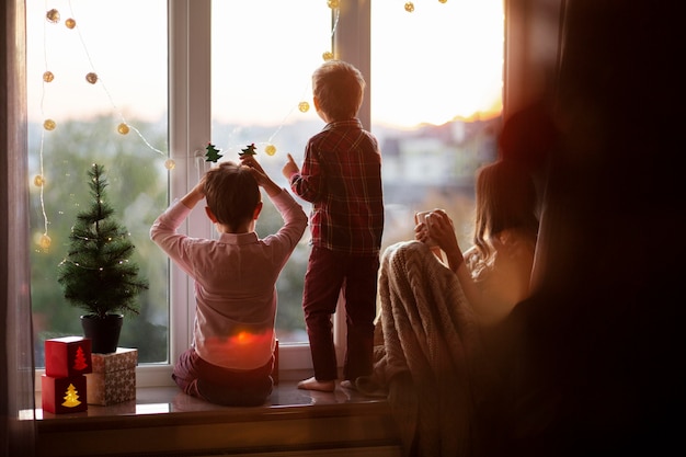 写真 一緒にクリスマスを祝うかわいい兄弟