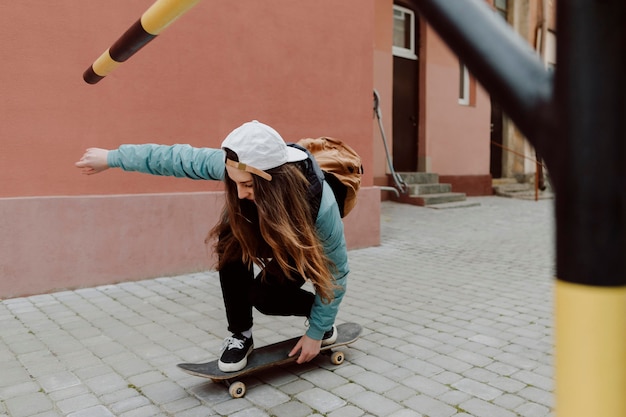 Foto ragazza carina skater e il suo skateboard