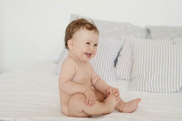 Carino bambino sorridente sul letto