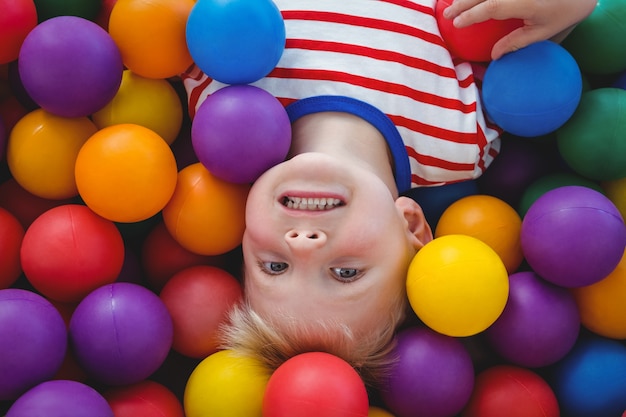 かわいい笑顔の少年、スポンジボールプール