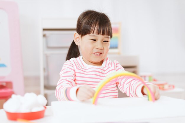 写真 おもちゃで遊ぶ可愛い笑顔の女の子