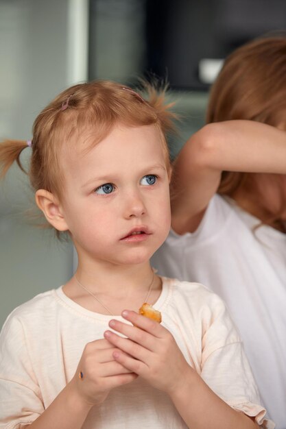 白い背景の上の寿司とかわいい笑顔の少女寿司とロールの商業コンセプトを食べる子供の女の子