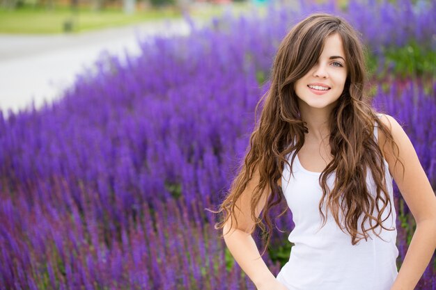 Donna sorridente carina nel parco.