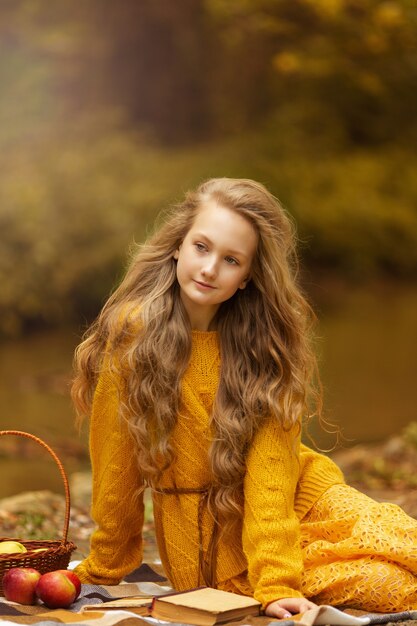 Foto ragazza teenager sveglia nella foresta di autunno