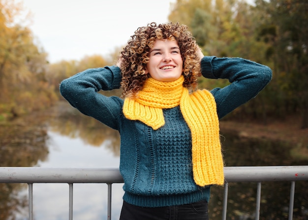 Photo cute teen girl with curly hair posing outdoor