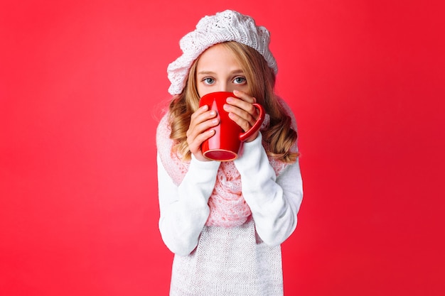 お茶のマグでかわいい十代の少女