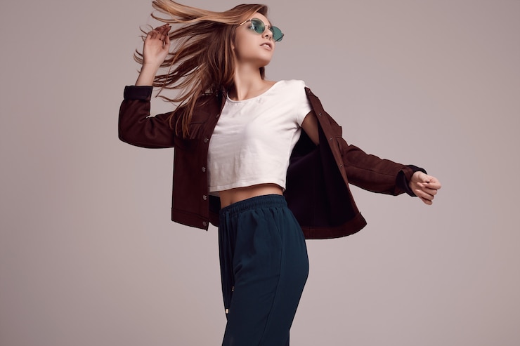 Photo cute teenage girl in fashion jacket and color glasses