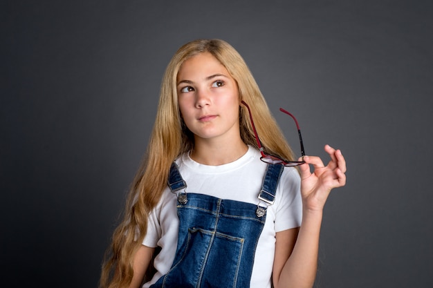 考えてかわいい10代の少女。