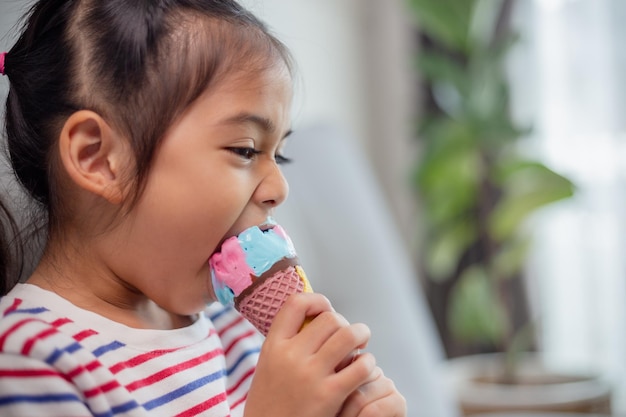 アイスクリームを食べるかわいい幼児の女の子