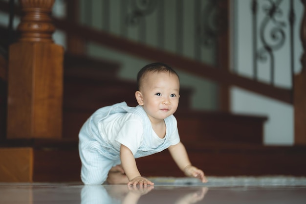 귀여운 유아 어린 아이 가족 개념 아기는 아버지와 어머니와 함께 걷는 법을 배우고 어린 시절 부모와 함께 손을 잡고 집에서 작은 사랑 초상화를 지원하는 첫 번째 단계를 돕습니다.