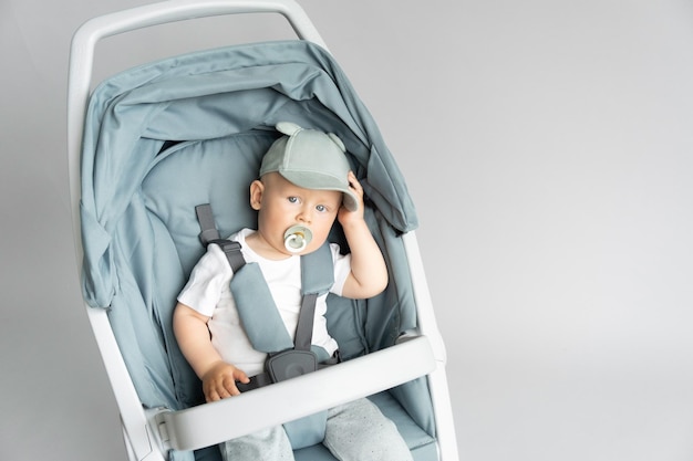 ターコイズ ブルーのベビーカーでかわいいトレンディな赤ちゃん コピー スペース ファッション幼児