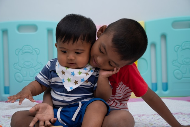 写真 部屋で遊ぶかわいい2つの小さな男の子