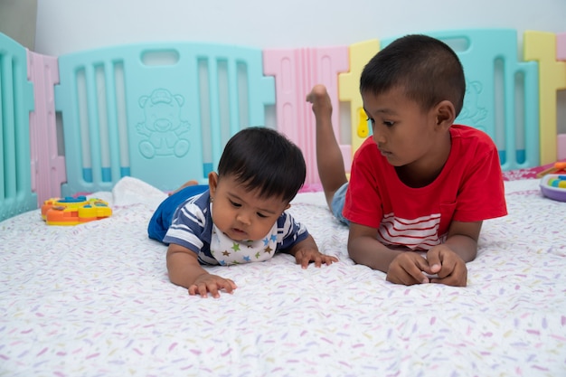 写真 部屋で遊ぶかわいい2つの小さな男の子