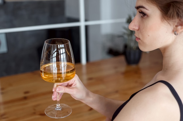 Foto donna carina che si gode un bicchiere di vino bianco