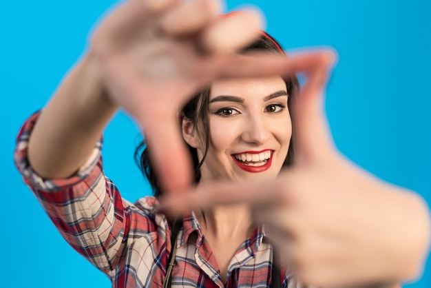 Photo the cute woman gesturing on the blue background