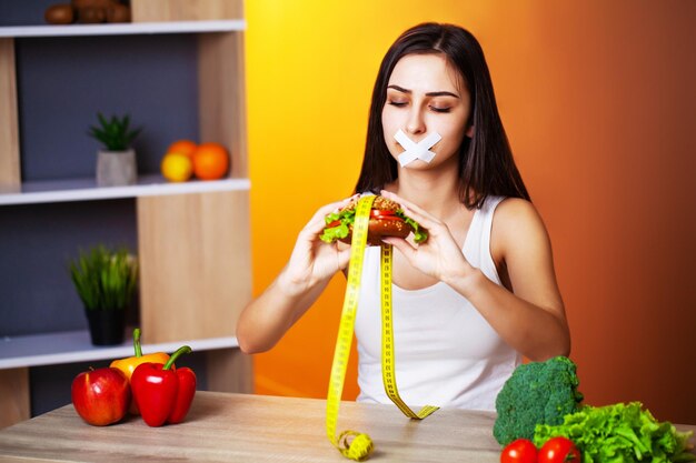 Милая женщина со свежими овощами и фруктами ведет здоровый образ жизни