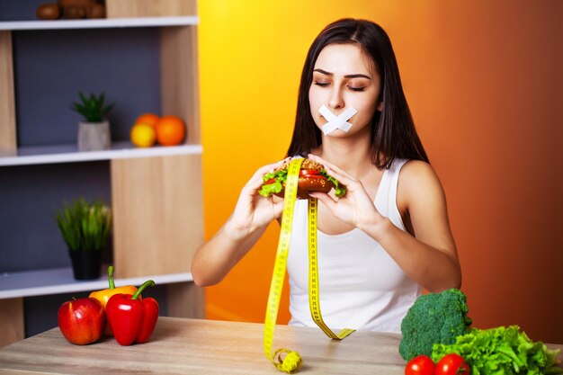 Donna carina con frutta e verdura fresca che conduce uno stile di vita sano