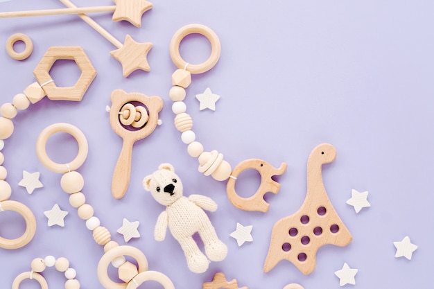 귀여운 나무로 만든 아기장난감. 니트 곰, 무지개, 공룡 장난감, 구슬 및 별.