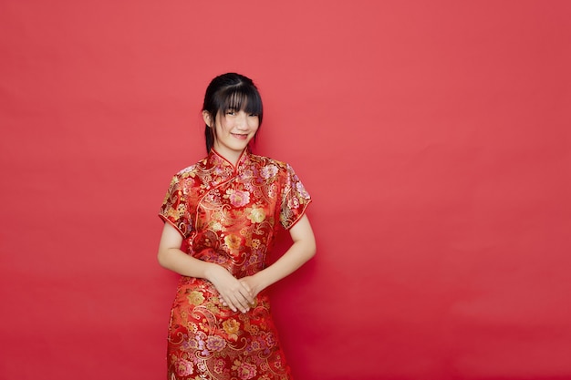 Photo cute young asian woman wearing cheongsam