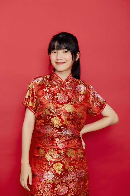 Симпатичная молодая азиатская женщина, носящая Cheongsam