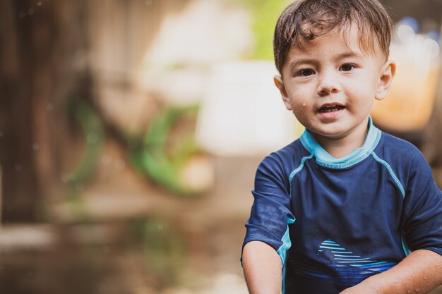 自然の中で外で遊ぶかわいい少年